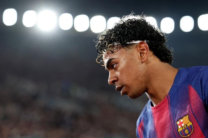 Lamine Yamal bất lực nhìn Barcelona đánh rơi trận đấu