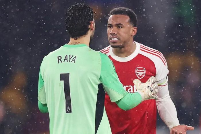 Lịch sử sụp đổ cuộc đua danh hiệu của Arsenal liệu có lặp lại?