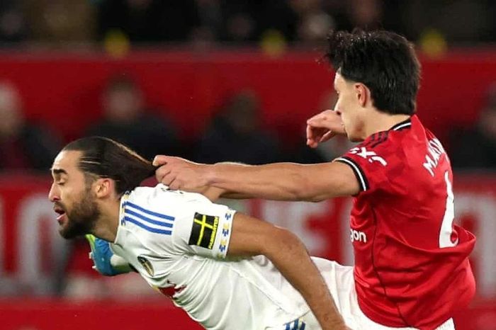Lisandro Martinez nhận thẻ đỏ tranh cãi, MU trả giá đắt trước Leeds