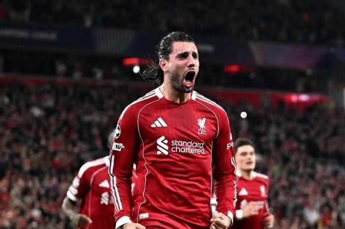 Liverpool đè bẹp Galatasaray, Arne Slot 'dọa' Luis Enrique và PSG