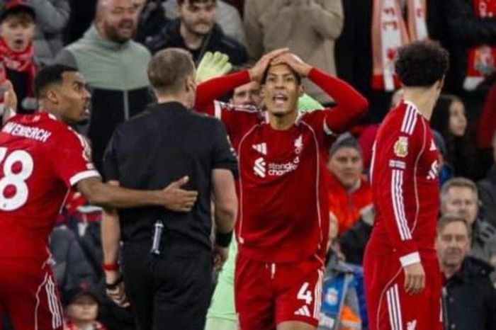 Liverpool gục ngã tại Anfield: 10 phút thảm họa và sai lầm chí mạng của Alisson