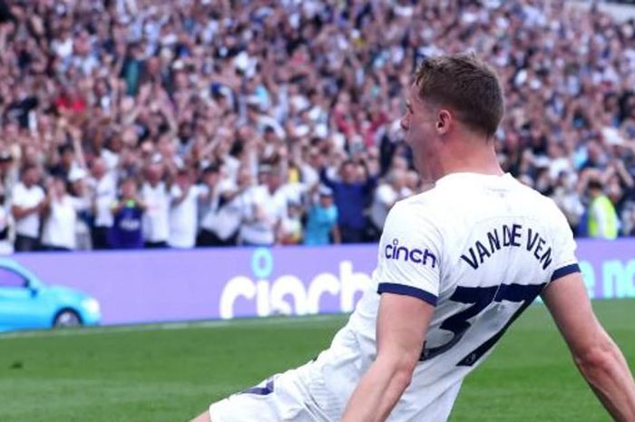 Liverpool nhắm Micky van de Ven thay Van Dijk, Chelsea theo sát Cristiano Ronaldo