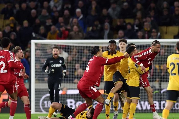 Liverpool thua sốc đội cuối bảng, vé dự Champions League mùa tới càng mong manh