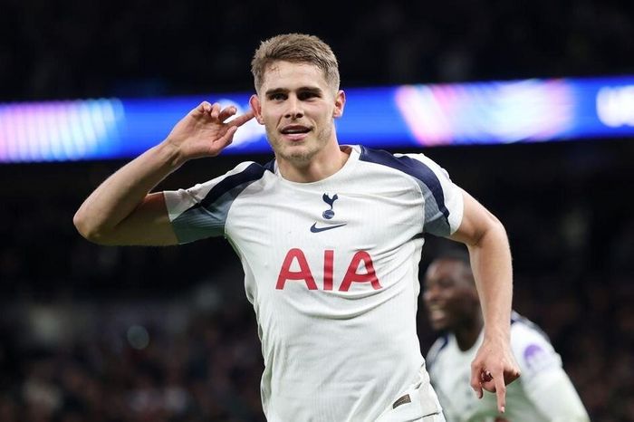 Liverpool ủ mưu 'bắt cóc' trung vệ hay nhất Tottenham