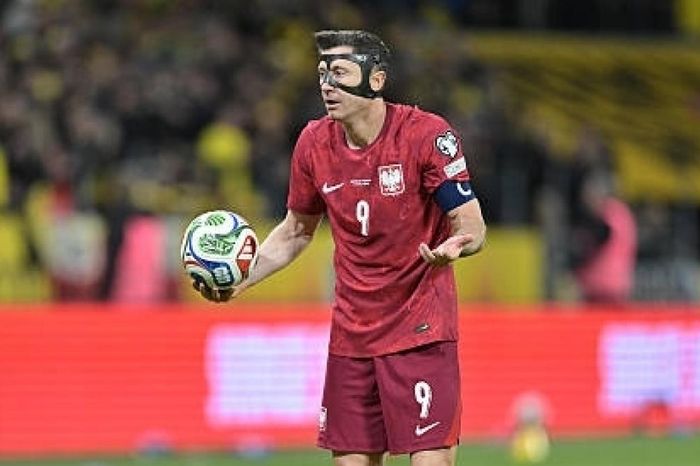 Lỡ World Cup cuối cùng, Lewandowski rơi nước mắt