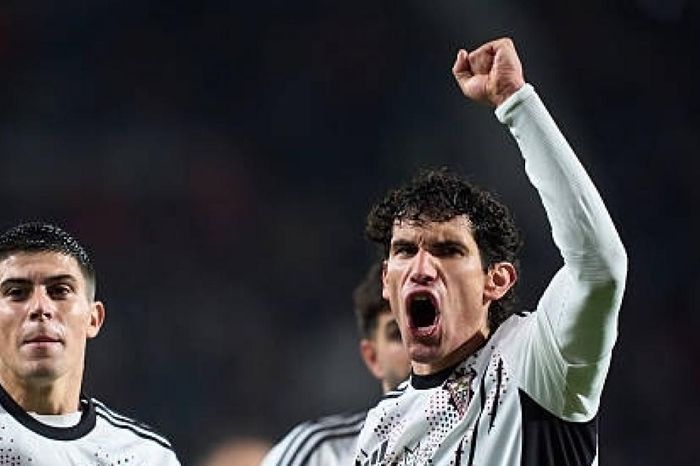 Loại Real Madrid, người cũ ôm mặt khóc rưng rưng