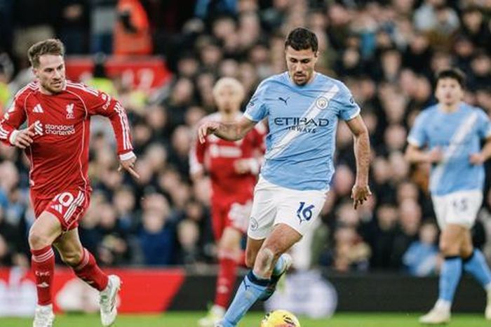 Man City ngược dòng bùng nổ, đẩy Liverpool xa tốp đầu