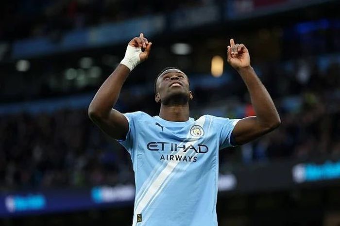 Man City nhọc nhằn vượt ải Salford, tân binh Guehi ghi dấu ấn