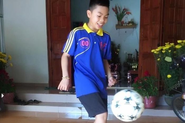 Màn tâng bóng điệu nghệ của tiền đạo Lê Phát năm 10 tuổi