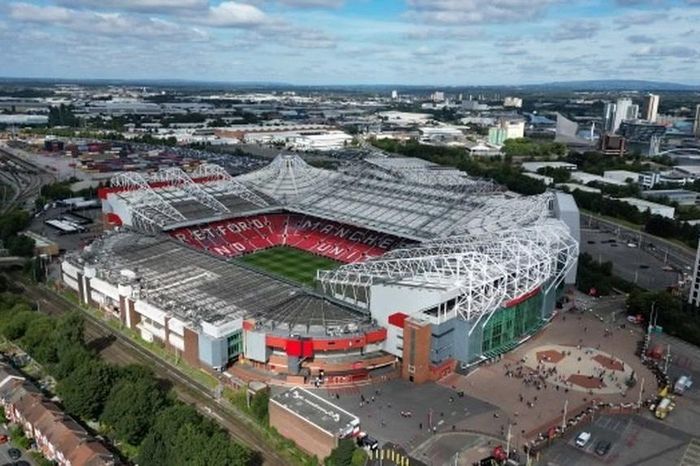 Man United có thể bán tên sân Old Trafford