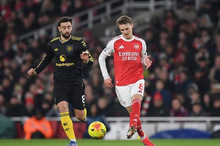 Man United lội ngược ngoạn mục tại Emirates, ngôi đầu Arsenal lung lay