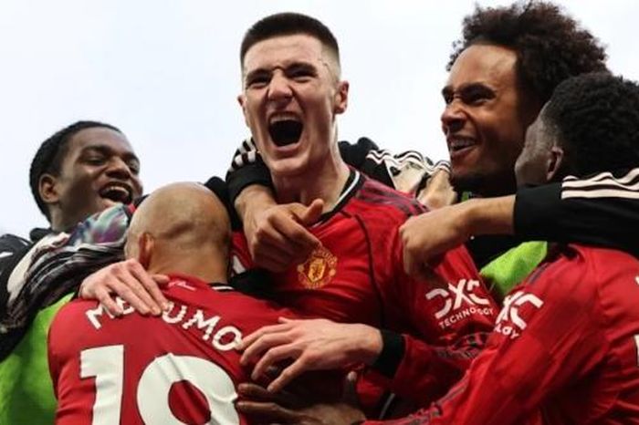 Man Utd 3-2 Fulham: Chuyến tàu lượn cảm xúc ở Old Trafford