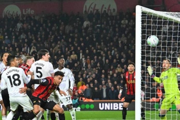 Man Utd chia điểm kịch tính trước Bournemouth: Tội đồ Maguire và tranh cãi VAR