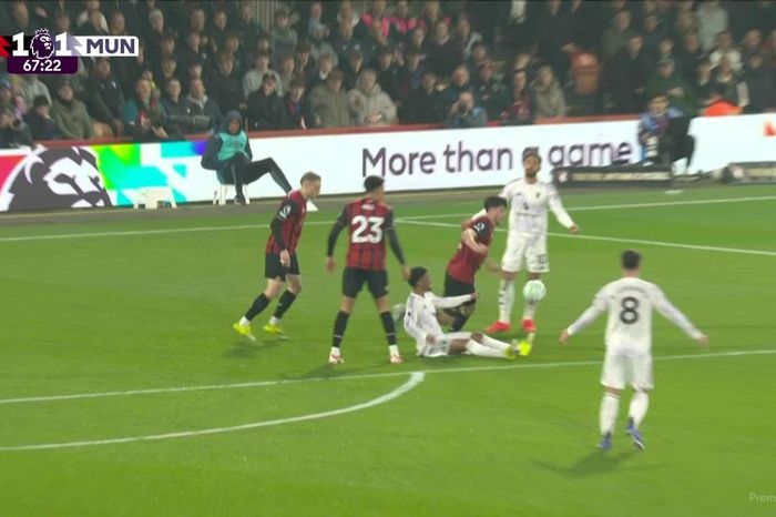 Man Utd nổi giận vì 'mất phạt đền, dẫn tới bàn thua'