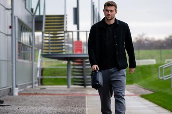Manchester United đối mặt rủi ro lớn từ cặp trung vệ De Ligt và Martinez