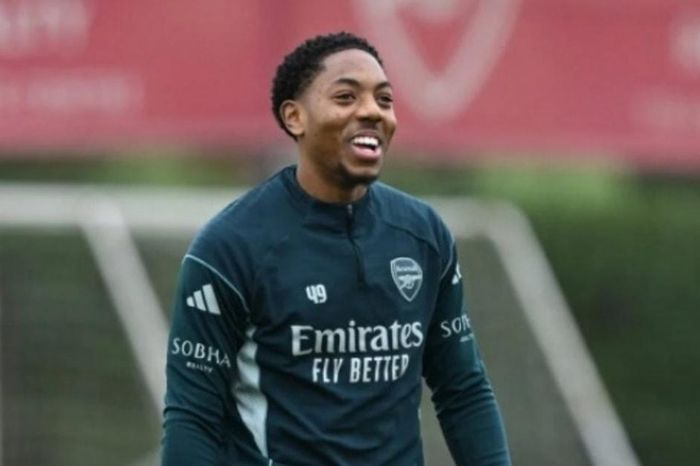 Manchester United rộng cửa chiêu mộ 'ngọc quý' Myles Lewis-Skelly từ Arsenal