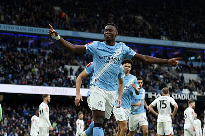 Marc Guehi ghi bàn giúp Man City hạ Salford City 2-0 tại FA Cup