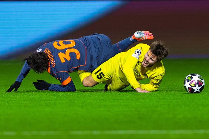 Mặt cỏ nhân tạo gây tranh cãi tại Champions League