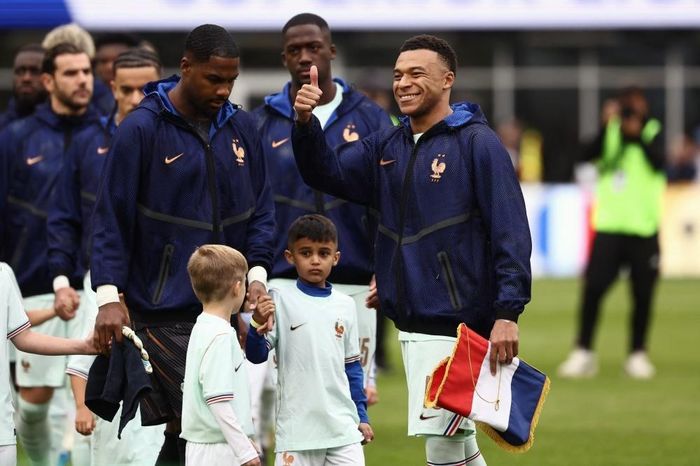Mbappe đứng trước ranh giới huyền thoại