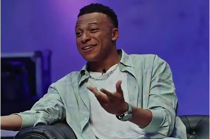 Mbappe 'quay xe' với thần tượng Ronaldo và ủng hộ Messi?