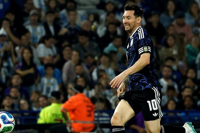 Messi bị đàn em làm lu mờ, Argentina thắng nhọc đội xếp dưới ĐT Việt Nam