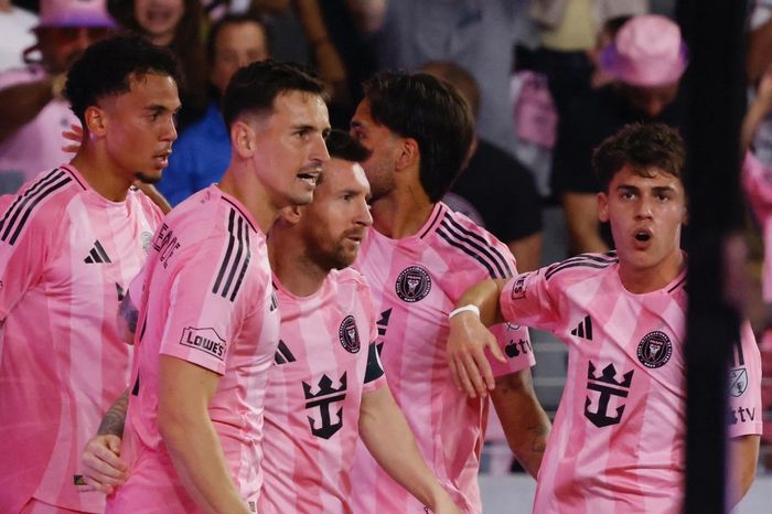 Messi ghi bàn ra mắt sân vận động mới
