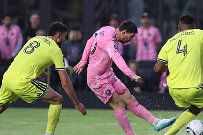 Messi ghi bàn thứ 900 với pha 'xâu kim' đẳng cấp