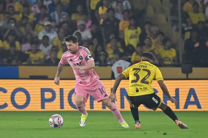 Messi ghi bàn vào lưới Barcelona SC