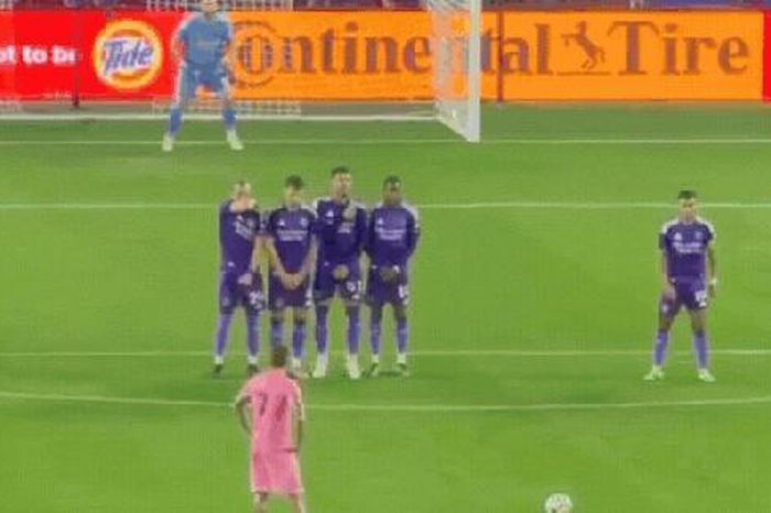 Messi ghi siêu phẩm từ gần 30 m, lập cột mốc 22 năm không tưởng