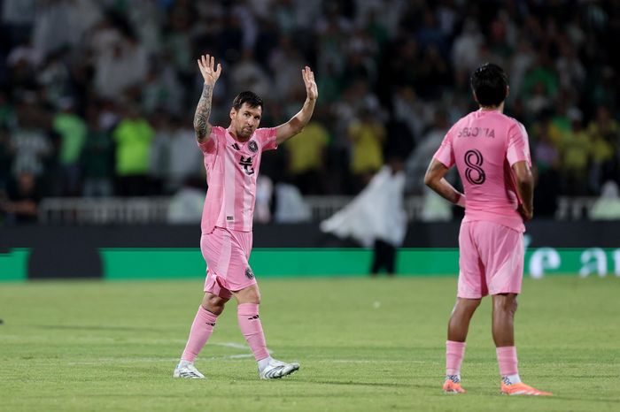 Messi lừa bóng giữa sân rồi ghi bàn