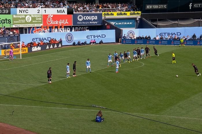 Messi vượt Pele với siêu phẩm đá phạt, sắp phá kỷ lục thế giới