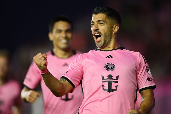Mỗi lần làm cha, Suarez lại ghi bàn