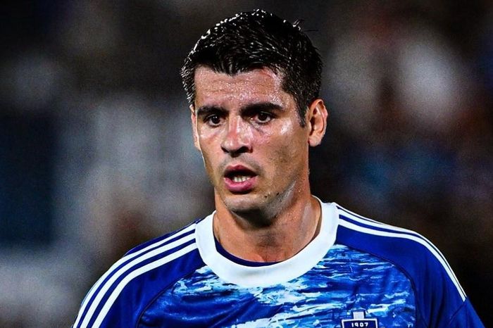 Morata đáp trả lời mắng 'nên đổi nghề' của HLV Fabregas