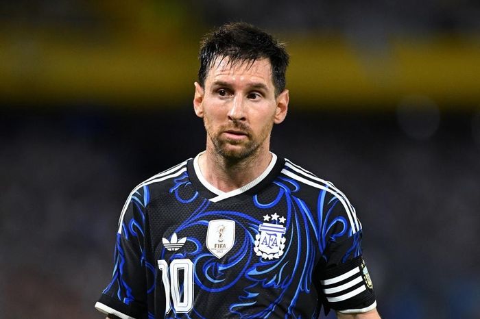 Một cú nhường, cả thế giới nhắc tên Messi