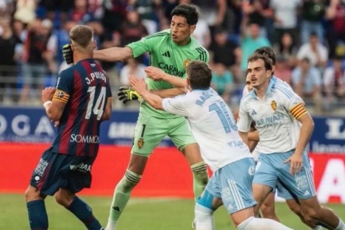 Một phút thiếu kiềm chế, thủ môn La Liga 2 bị treo giò 13 trận