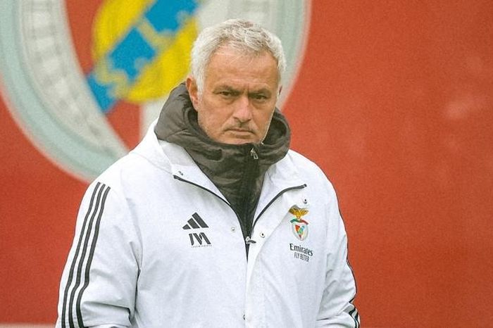 Mourinho bất ngờ phải đi viện trước trận Benfica đấu Real Madrid