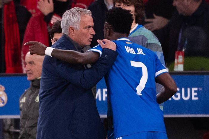 Mourinho mỉa mai UEFA và trọng tài sau thẻ đỏ