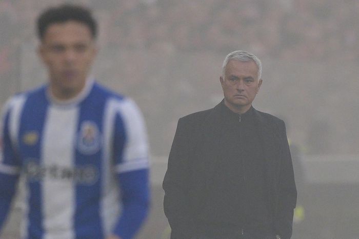 Mourinho phản ứng gắt sau thẻ đỏ: Đúng là Người đặc biệt