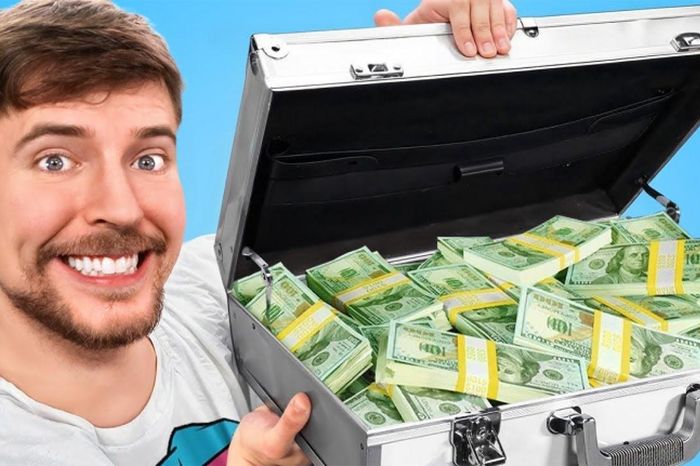 MrBeast hài hước 'hối lộ' thủ môn cả vali tiền mặt để ghi bàn