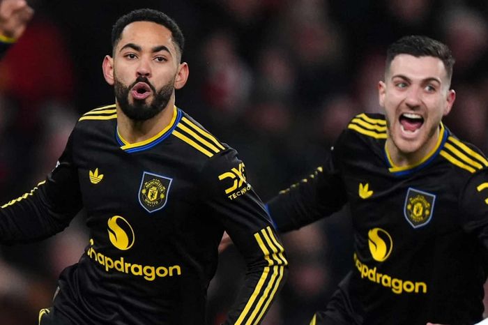 MU quật ngã Arsenal: Carrick và 'vụ nổ' lớn tại Ngoại hạng Anh