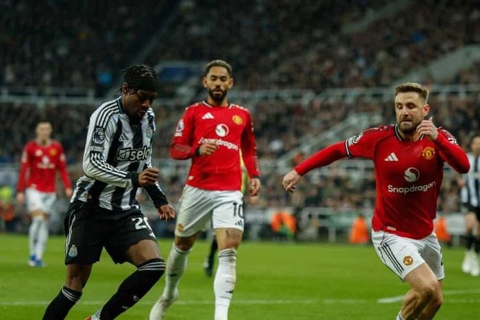 MU thua trận đầu tiên, HLV Carrick nói gì?