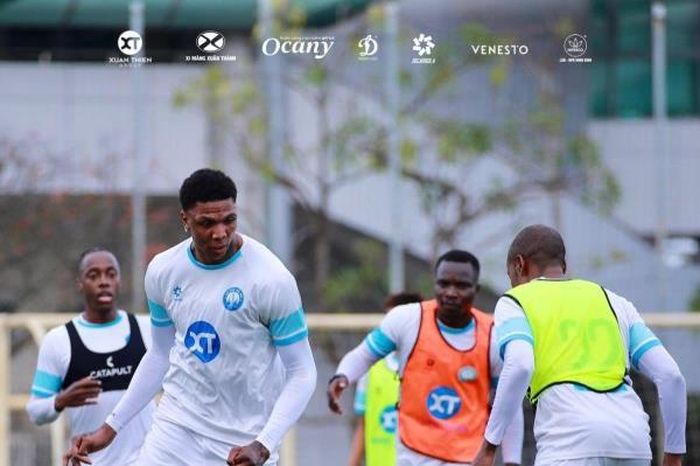 Nam Định chia tay tiền đạo cao hơn 2 mét?