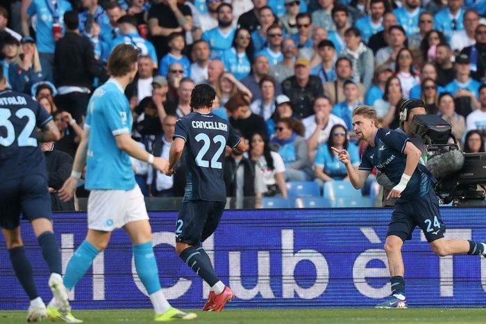 Napoli 'đầu hàng' trong cuộc đua vô địch Serie A