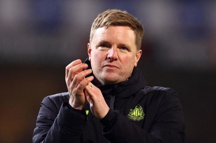 Newcastle cân nhắc sa thải HLV Howe