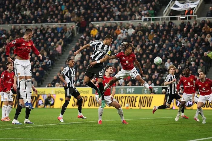 Newcastle tạo địa chấn, hạ gục Man United dù chỉ còn 10 người