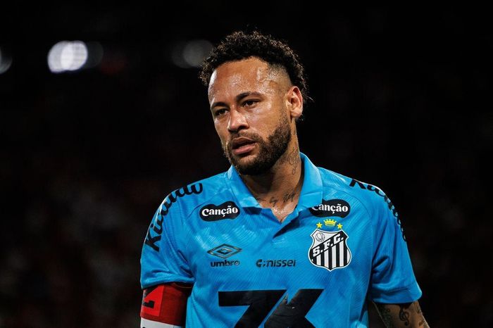 Neymar bị nữ đầu bếp riêng kiện vì bắt làm việc quá sức