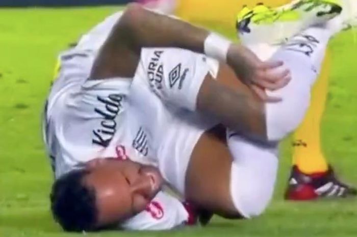 Neymar bị phạm lỗi ghê rợn