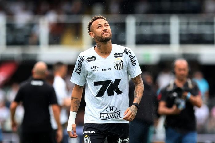 Neymar gây 'sóng gió' ngày trở lại