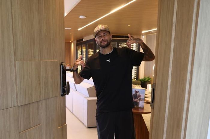 Neymar gây tranh cãi vì ngày đêm chơi poker