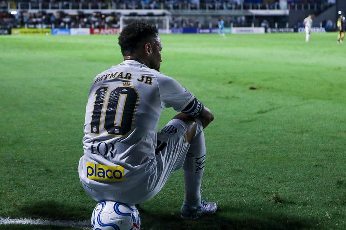 Neymar ghi bàn, bỏ lỡ không tưởng và màn cosplay Yamal